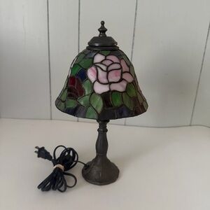 Beautiful Vintage Tiffa Mini 13” Stained glass bronze finish floral Table Lamp.
